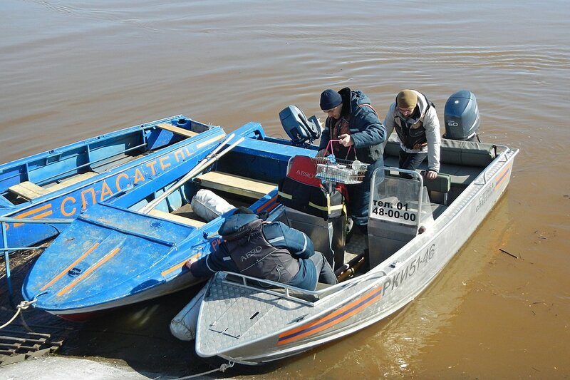 Моторные лодки спасателей МЧС, на которых мы плавали вверх по реке