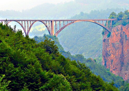 Мост через каньон реки Тара, Черногория. Любимое место для парашютистов - бэйз-джамперов, а на реке самые популярные пороги для сплавов ...