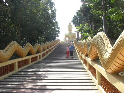 Лестница к Будде в Вате Пхра Яй
