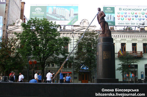 Фашисты повредили памятник Ленину