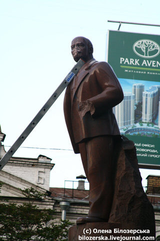 Фашисты повредили памятник Ленину