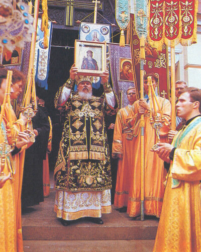 Патриарх Алексий II благословляет паству со ступеней Владимирского собора