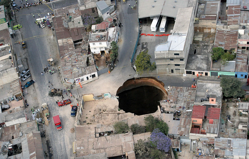 5. Та же дыра к северу от города Гватемала вблизи, 23 февраля 2007. (AP Photo | Moises Castillo):