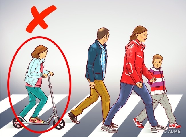 Неправильно: позволять ребенку двигаться по наземному переходу на самокате или велосипеде. Правильно