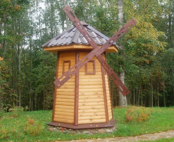 Деревянная декоративная мельница.