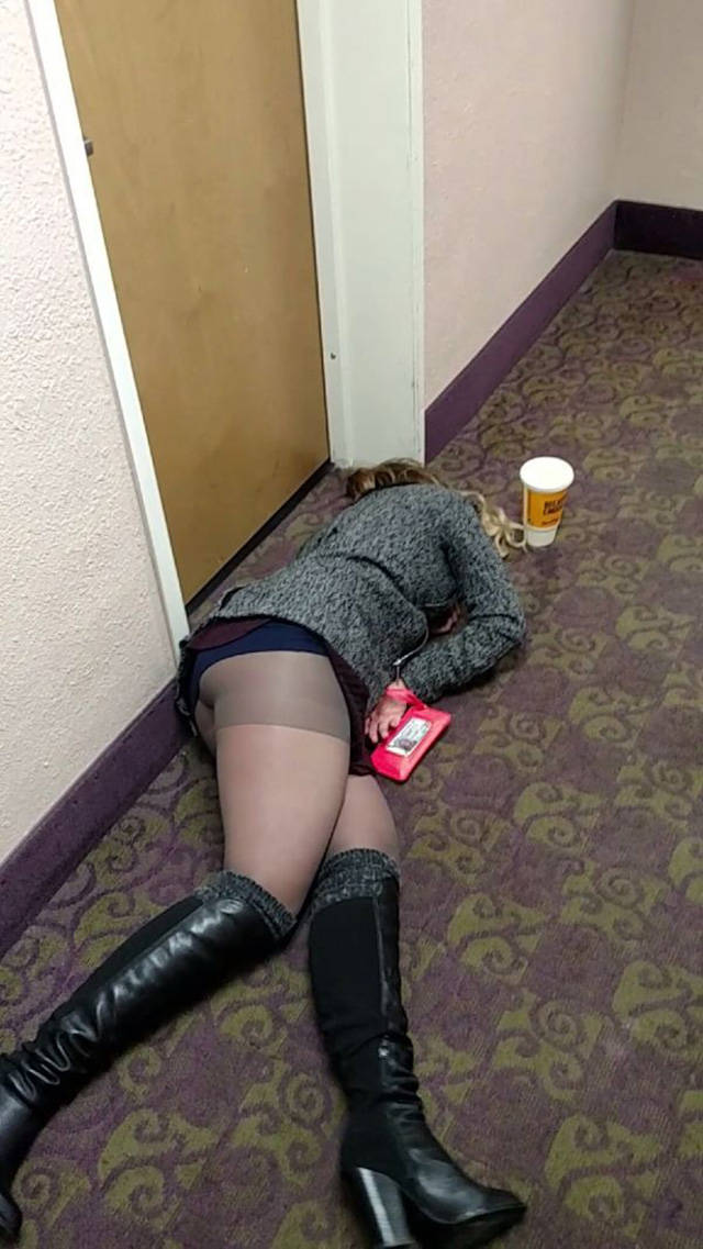 Пьяная начальница в чулках лежит в номере фото