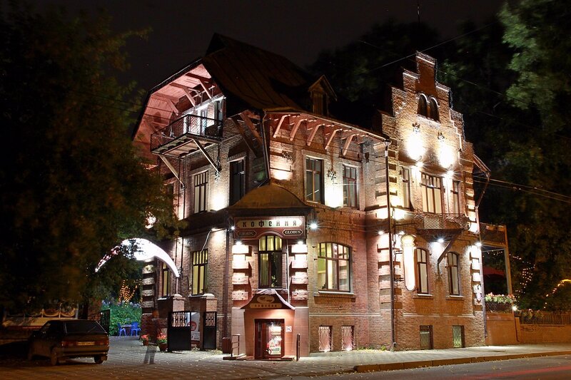 Здание кофейни рядом с к/т Октябрь (бывший дом врача Левицкого) с ночной подсветкой - фото ночного города Кирова 2015