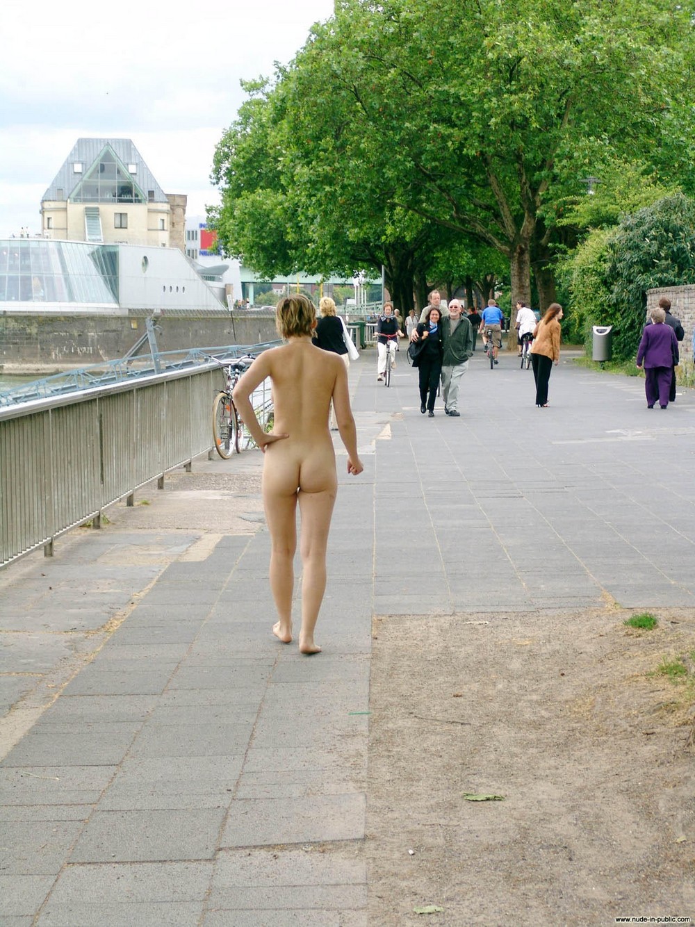 эротика голая в публичных местах фото 51