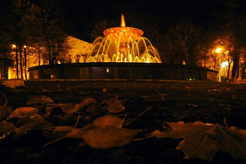 Ночное фото фонтана в сквере на Театральной площади в центре Кирова