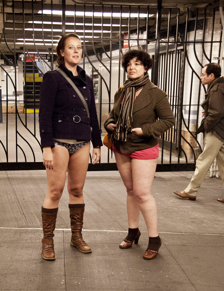 В метро без штанов, на второй фотке Акунин 