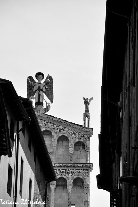 архангел над крышами