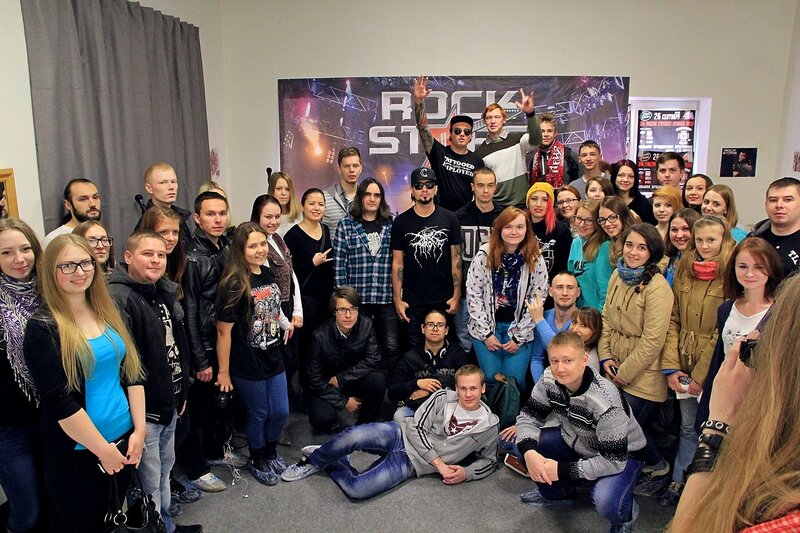 общая фотография Louna и фанатов 7 октября 2015 в школе рока Rock Stars School в Кирове
