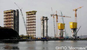 НПО "Мостовик" строит пилоны моста на остров Русский.