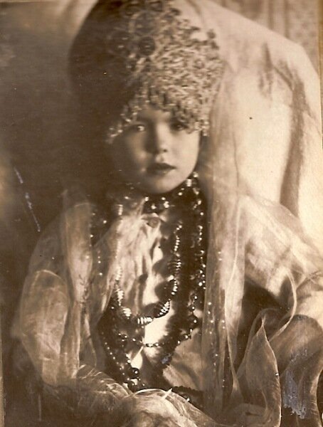 Девочка в кокошникег.Юрьевец, Ивановская обл. Фото А.В.Цареградского., 1926-1927