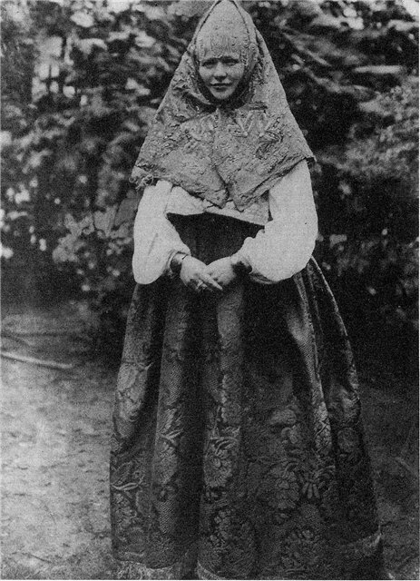 Молодая женщина в праздничном костюме.Костромская губ. Фотографии 1907 г.