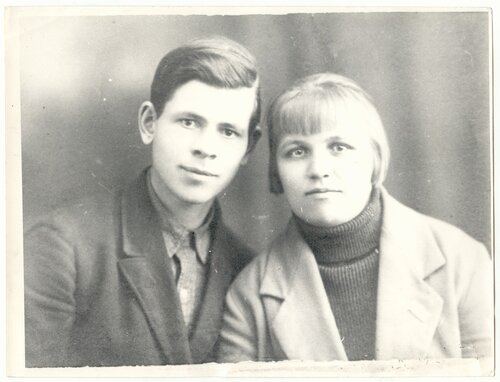 Василий Михайлович ГРИШКИН е женой Софьей Семеновной после свадьбы в начале тридцатых годов