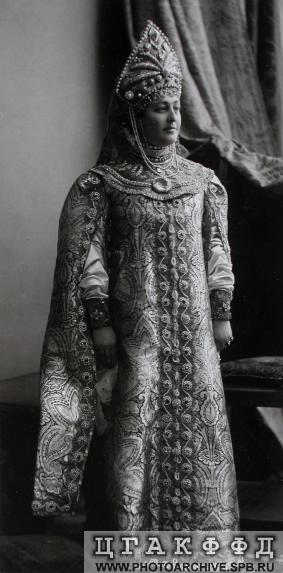 Графиня А.К.Зарнекау в костюме боярыни XVII века.