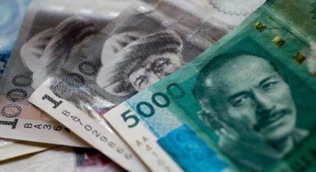 Кыргызский сом падает по отношению к доллару вслед за тенге