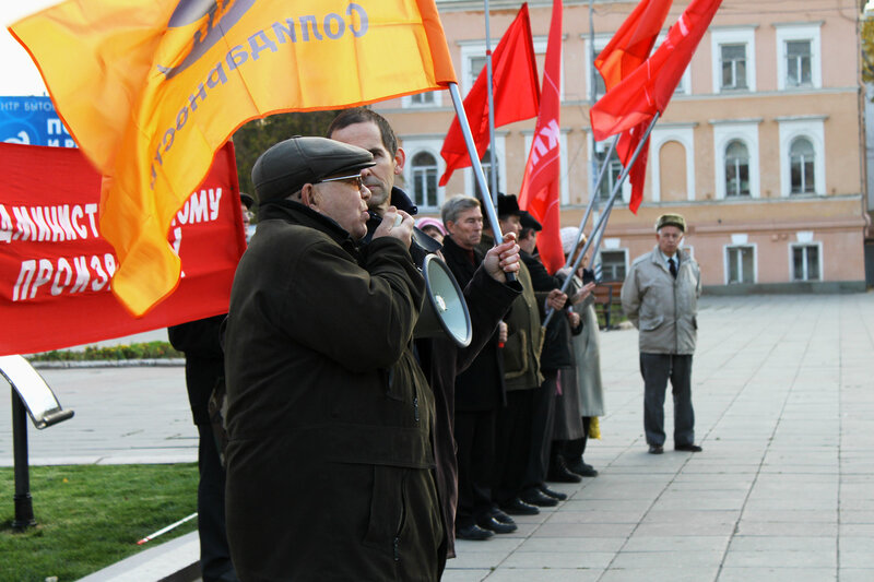 Митинг в поддержку 31-ой статьи конституции провели в Саратове, площадь Н.Г.Чернышевского, 31 октября 2011 года