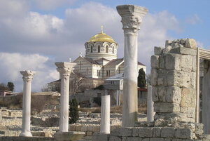 Руины базилики 1935 года и Владимирский собор