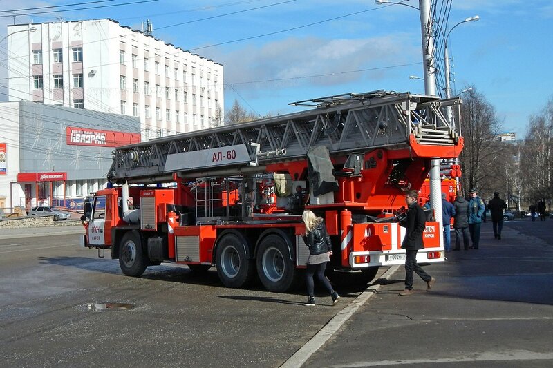 Автолестница пожарная АЛ-60 TATRA-T815 - автопробег пожарной спецтехники МЧС 25 апреля 2014 г.
