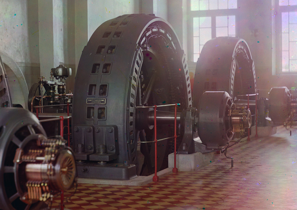 Генераторы переменного тока сделанные в Будапеште, Венгрия, в энергетическом зале ГЭС в Иолотань (Eloten), Туркменистан, на реке Мургаб