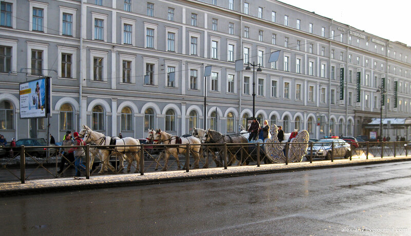 Вот сани, запряжённые шестёркой лошадей, на которых вечером поедет Дед Мороз. А пока их неспешно выдвигают на исходную позицию к Греческой площади.