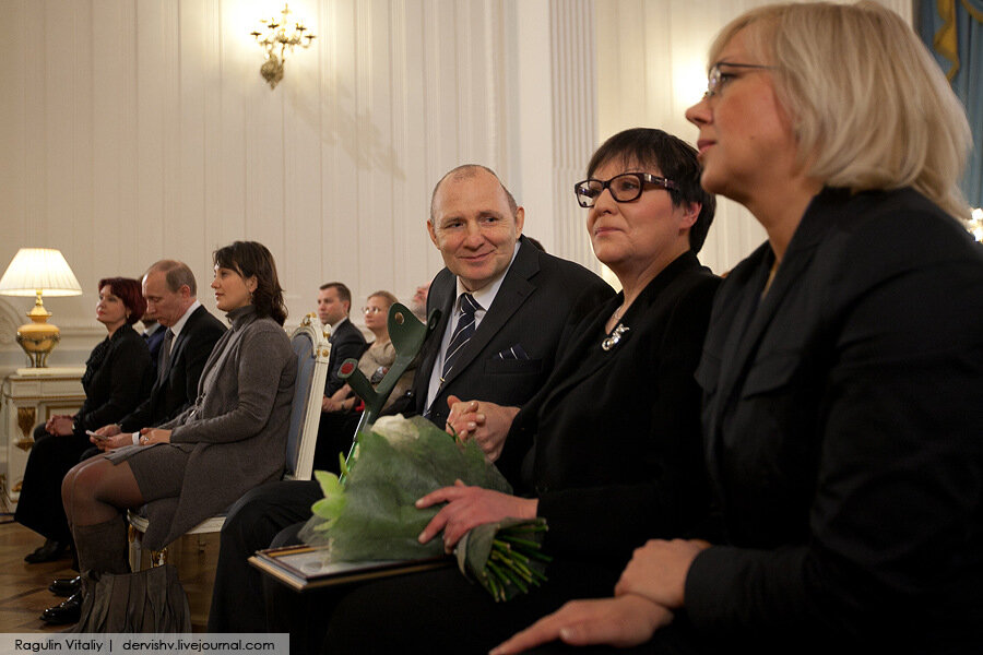Путин стоя приветствовал награжденного журналиста Бекетова 