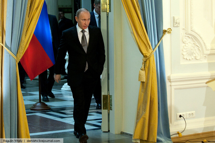 Путин стоя приветствовал награжденного журналиста Бекетова 
