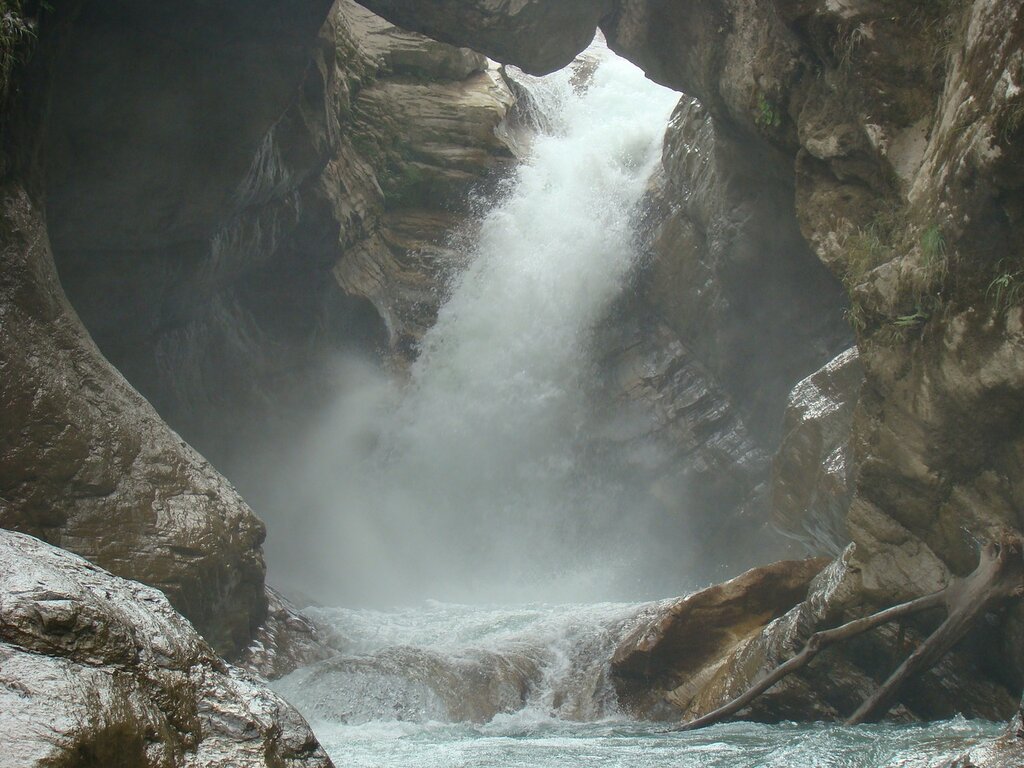 Водопад. Гималаи. Непал