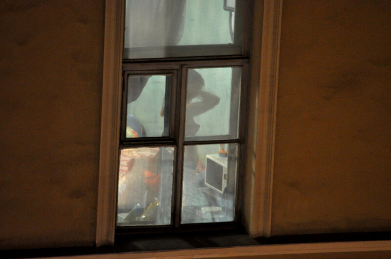 Москвичка в колготках мастурбирует возле окна не стесняясь соседей