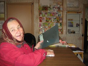 Мария Борисовна Гусарова оплачивает коммунальные платежи на почте.