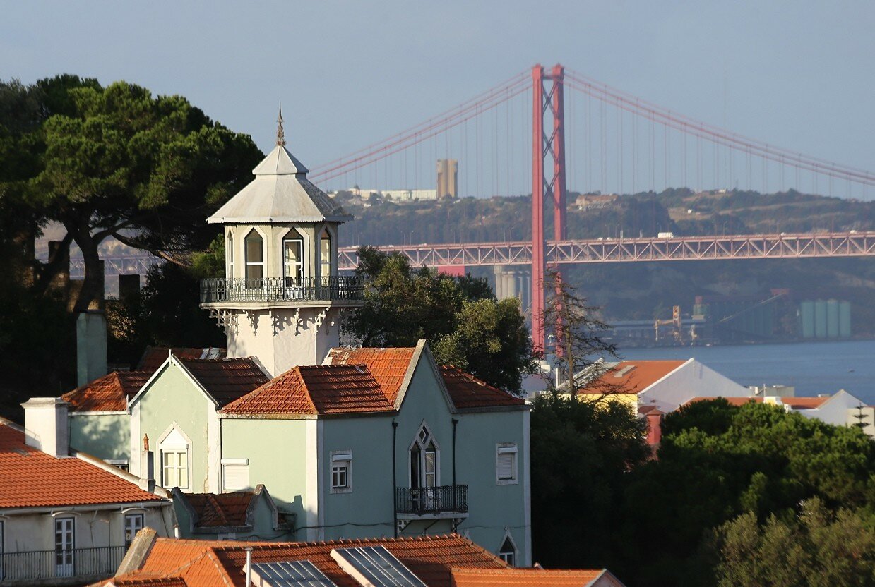 Лиссабон с обзорной площадки Граса (Miradouro da Graça). 