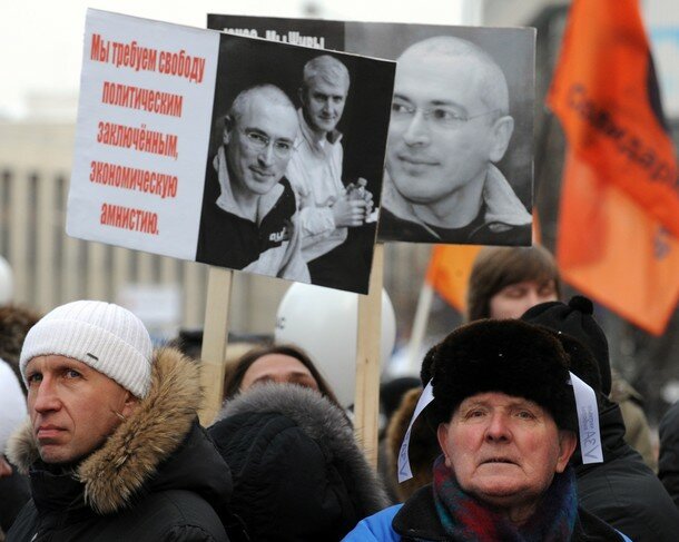 Плакаты - 24 декабря - Москва People hold portraits of jailed oil magn