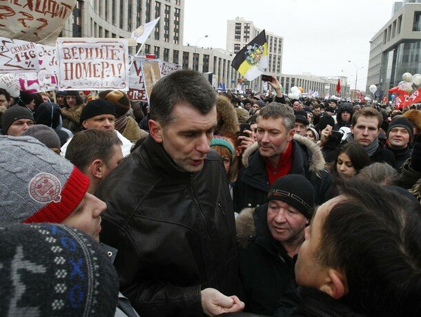 Плакаты - 24 декабря - Москва Russian tycoon Mikhail Prokhorov meets protesters during a demonstration against recent parliamentary election results in Moscow