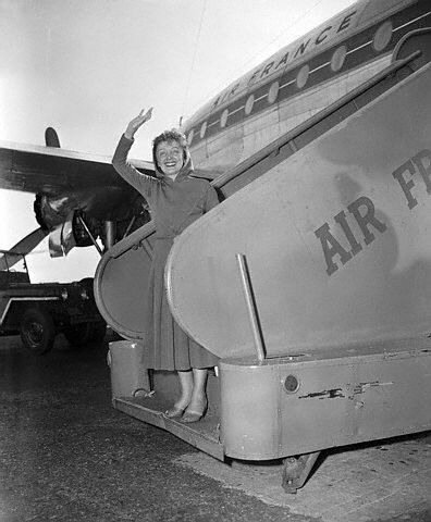Edith Piaf Standing on Steps of Airplane Самолет 1950-х годов "Эр-Франс" Эдит Пиаф