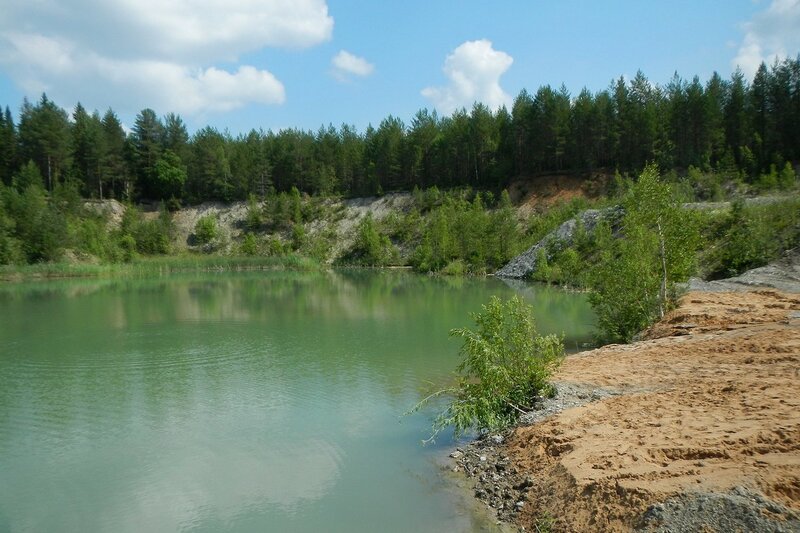 Зелёно-голубая вода затопленного известнякового карьера в Чирках (Слободской район)