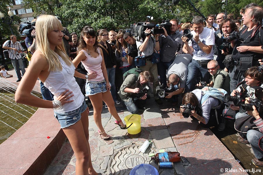 Акция 'Разденусь за Медведева', Москва, Пушкинская площадь, 4 августа 2011 года
