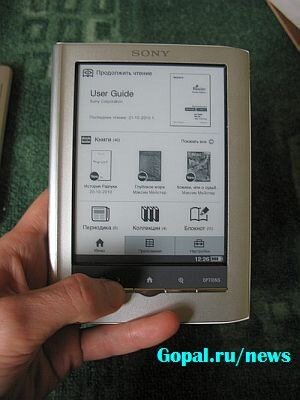 Если держать Sony PRS-350 в левой руке, то палец удобно попадает на клавишу листания