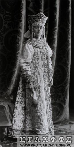 Княгиня В.М. Кудашева (урожденная Нирод) в костюме боярыни XVII века.