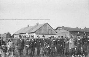 Группа прежде служивших в полку ветеранов , продолжающих службу в других частях и полиции  (слева - денщики германских гусар смерти).