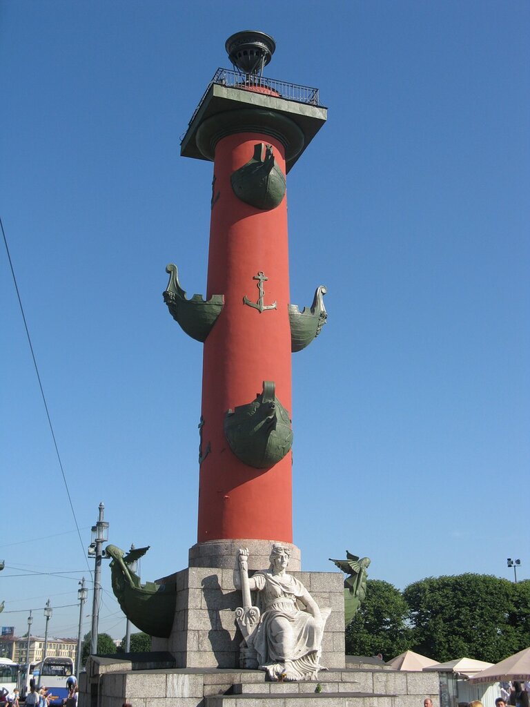 Ростральная колона со скульптурой 