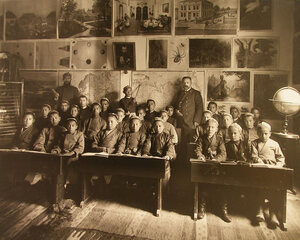 Ученики русско-туземного училища в отделе начальной школы.