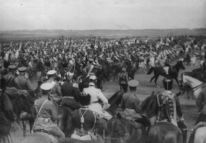 Лейб-гвардии Гусарский его величества полк проходит церемониальным маршем по полю.
