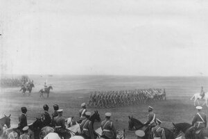 Император  Николай  II, великий князь Николай Николаевич с сопровождающими лицами на параде войск лагерного сбора.
