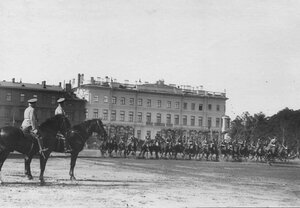 Генерал-майор свиты его величества Д.В.Драчевский  производит смотр полицейским частям.