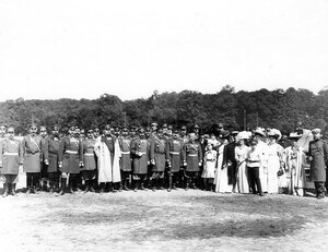 Группа офицеров полиции во  главе с полковником В.Ф. Галле, другие чины полиции и члены их семей.