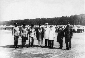 Военный министр Сухомлинов В.А. с сановниками и офицерами на Марсовом поле во время смотра потешных.