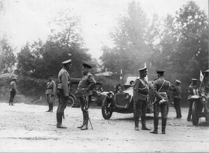 Группа военных у автомобилей перед началом пробега (на переднем плане 2-й слева - военный министр В.А.Сухомлинов).