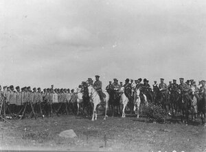 Император Николай II со свитой в лагере гвардейской пехотной части.